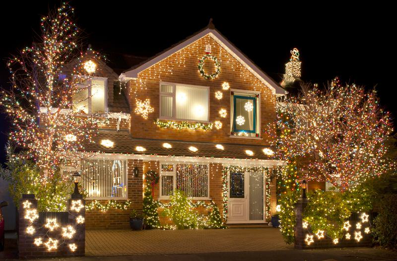 dom oświetlony świątecznymi lampkami