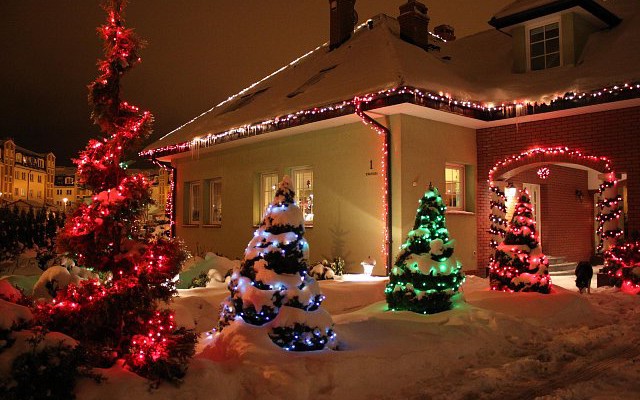 Lampki jako świąteczna ozdoba ogrodu